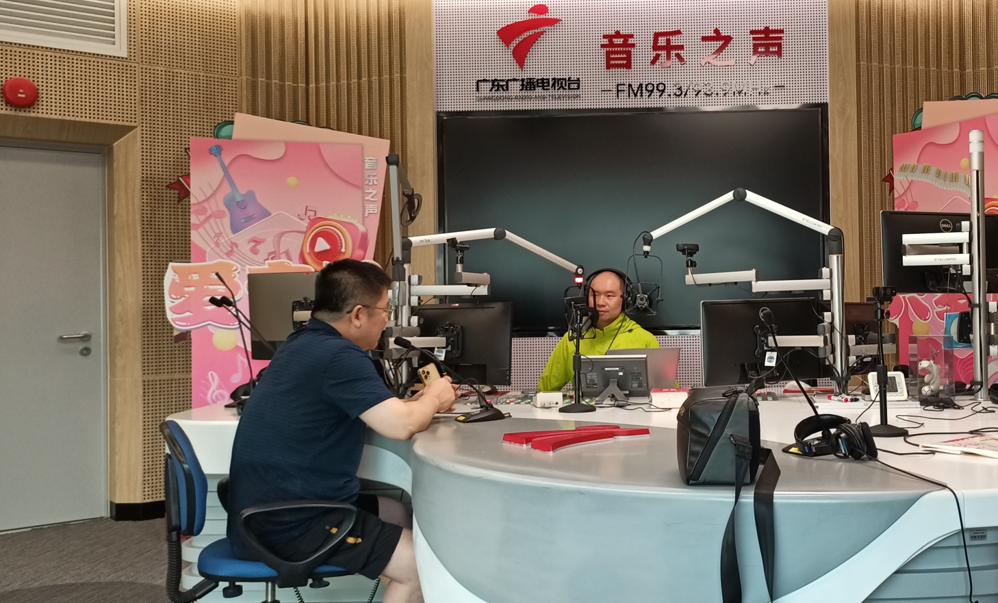 世紀格雷公司總設計(jì)師(shī)鄧劍輝 接受廣東(dōng)廣播電(diàn)視(shì)台音(yīn)樂(yuè)之聲節目專訪（兩期）